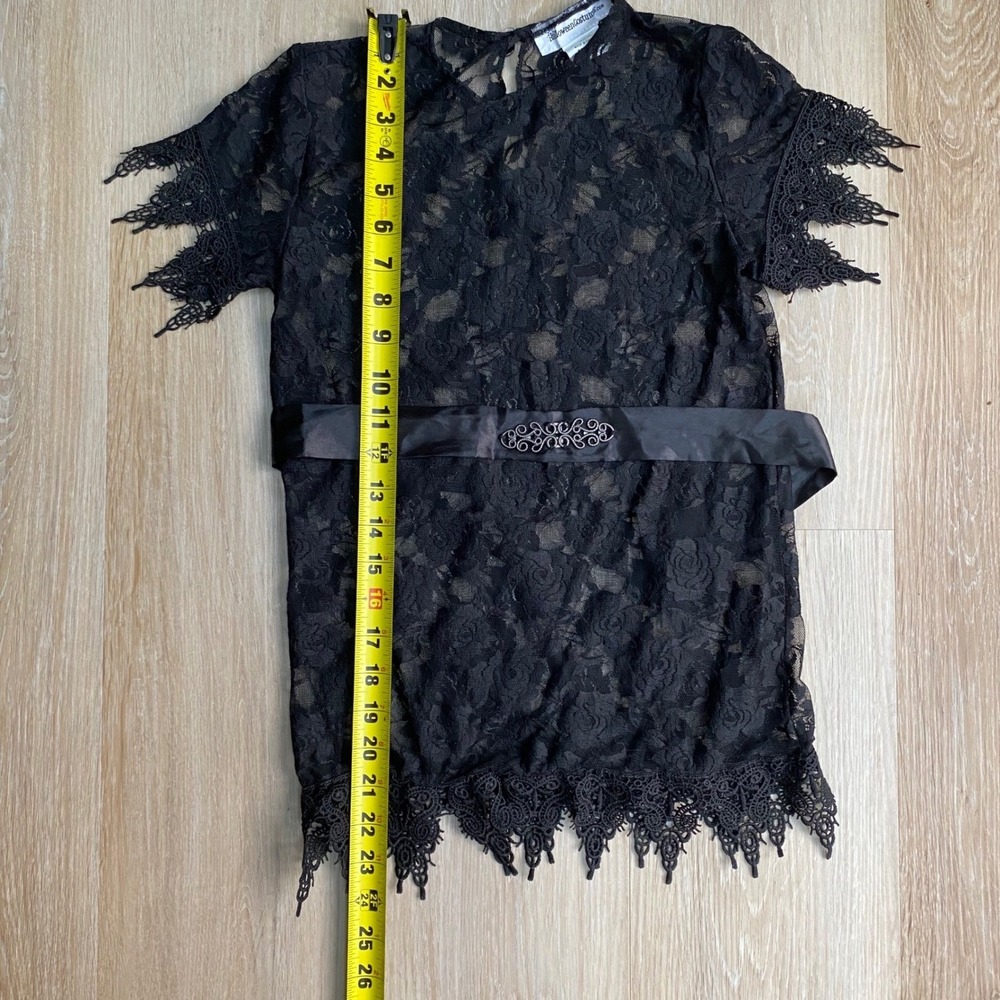 HalloweenCostumes Black Floral Lace Gothic Top with Satin Buckle Belt Large. - Picture 5 of 6